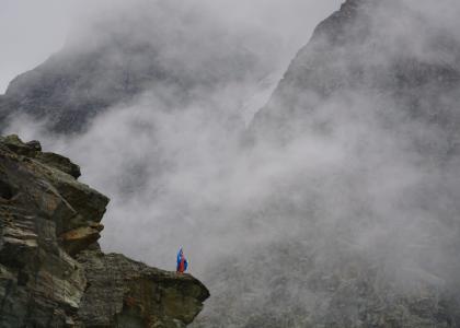 mariabeeld op bergflank